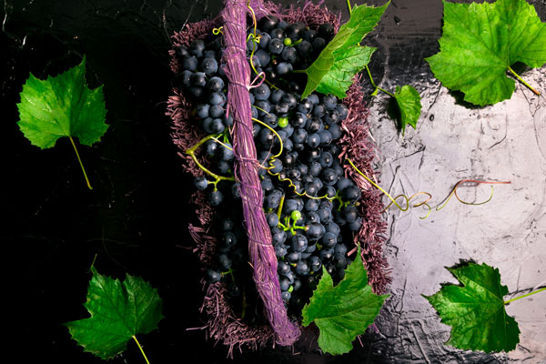 uvas con las hojas